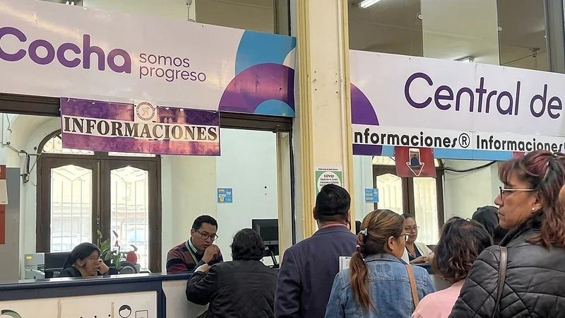 Un grupo de personas en una entidad financiera