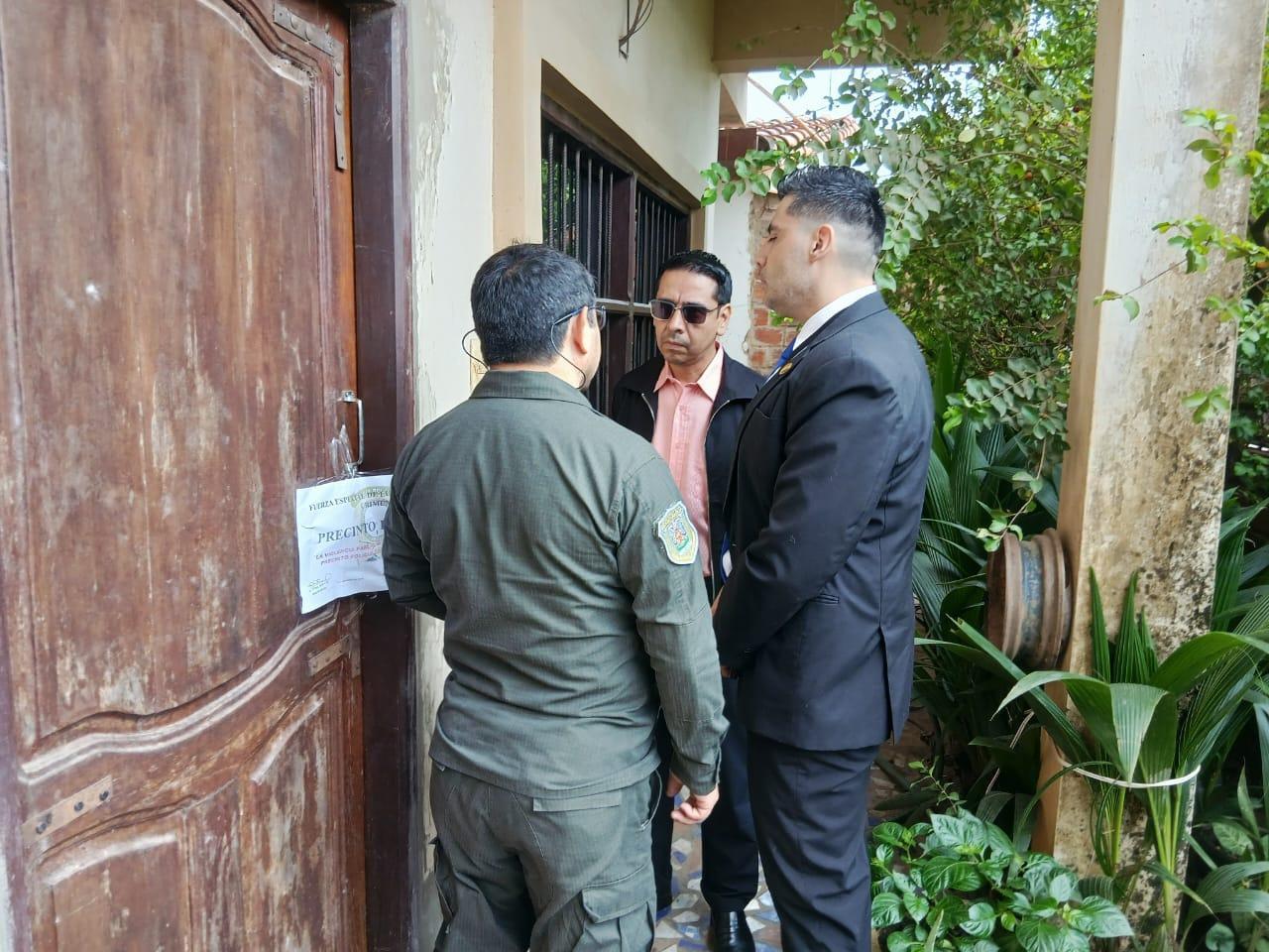 Autoridades precintan la vivienda en el barrio San Antonio durante las primeras investigaciones