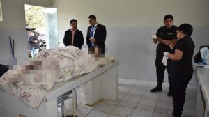 Investigadores evalúan las evidencias en la morgue tras el fallecimiento de la víctima