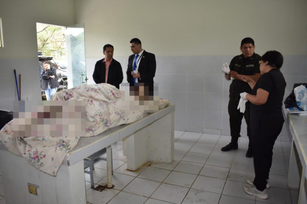 Investigadores evalúan las evidencias en la morgue tras el fallecimiento de la víctima