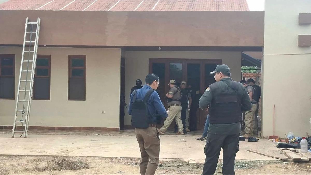 Despliegue policial en la vivienda intervenida entre las zonas Moperita y Nueva Trinidad