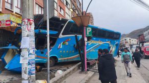 El bus que colisionó contra un kiosko y una parada del PumaKatari