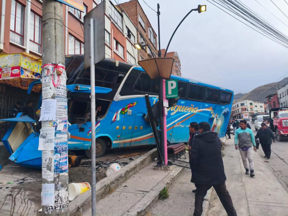 El bus que colisionó contra un kiosko y una parada del PumaKatari
