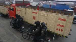 Policías en motos escoltan camiones distribuidores de GLP