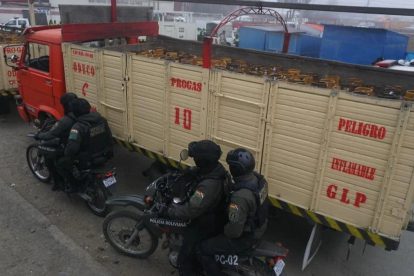 Policías en motos escoltan camiones distribuidores de GLP