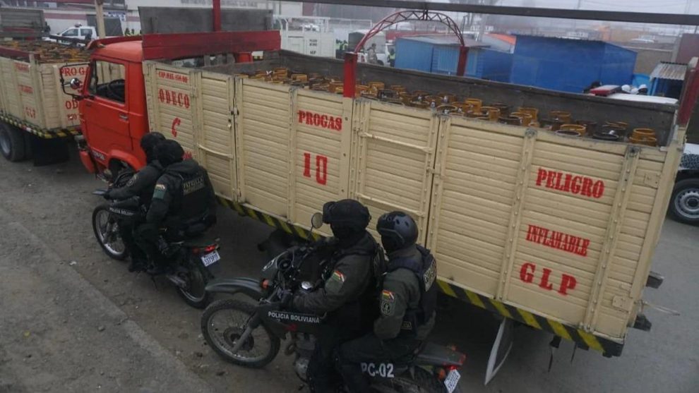 Policías en motos escoltan camiones distribuidores de GLP