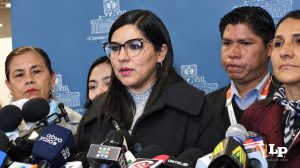 La diputada Claros en conferencia de prensa