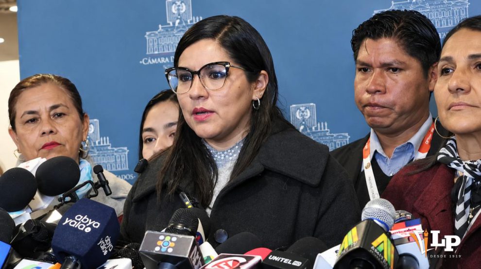 La diputada Claros en conferencia de prensa