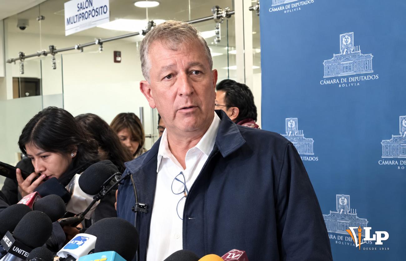 El senador Marinkovic en conferencia de prensa
