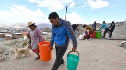 personas con baldes y tachos de agua