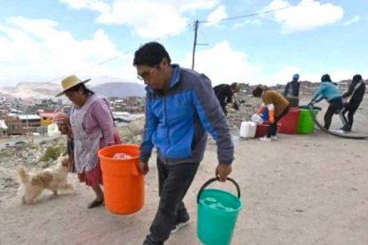 personas con baldes y tachos de agua