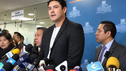 El diputado Montaño en conferencia de prensa