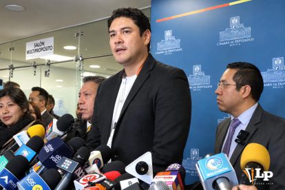 El diputado Montaño en conferencia de prensa