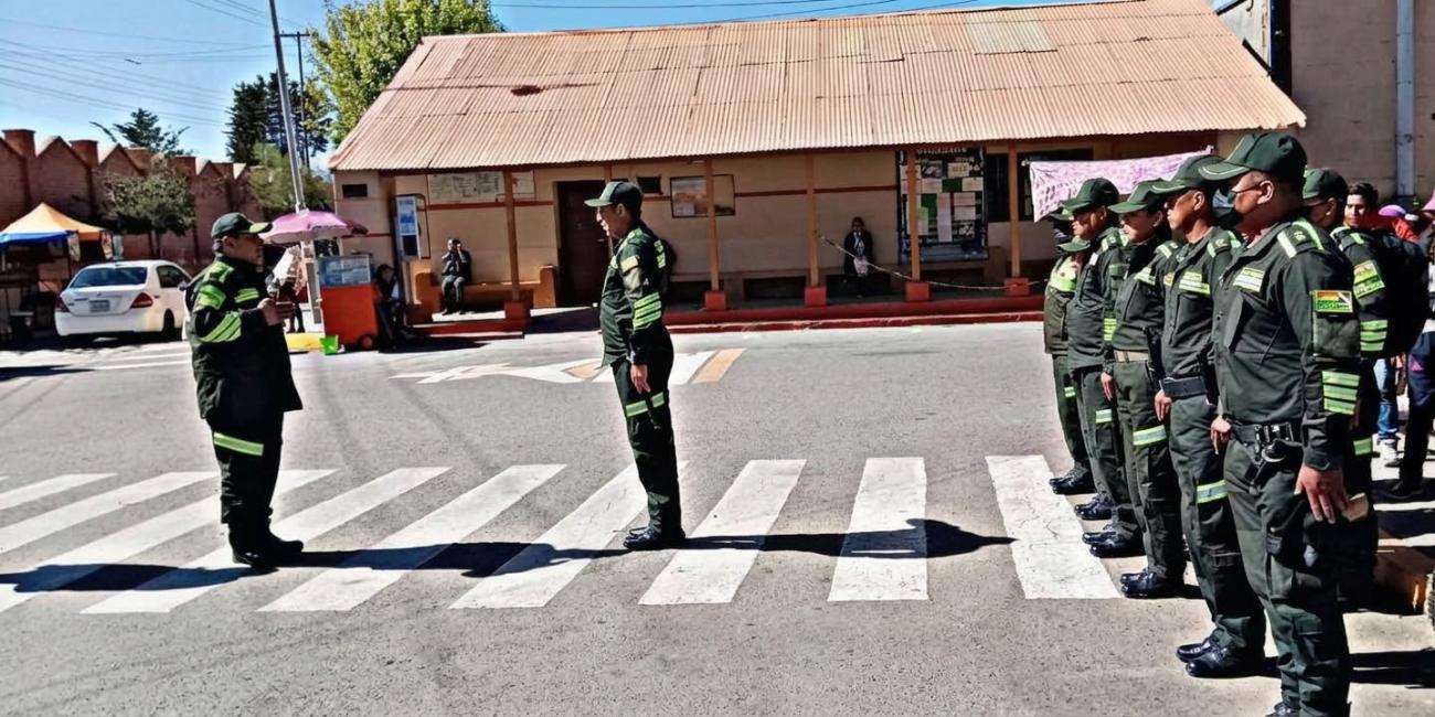 Imagen de los policías en el Cementerio General