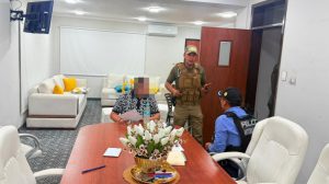Momento en el que la Policía ejecuta la orden de aprehensión contra el exalcalde Jhonny Fernández
