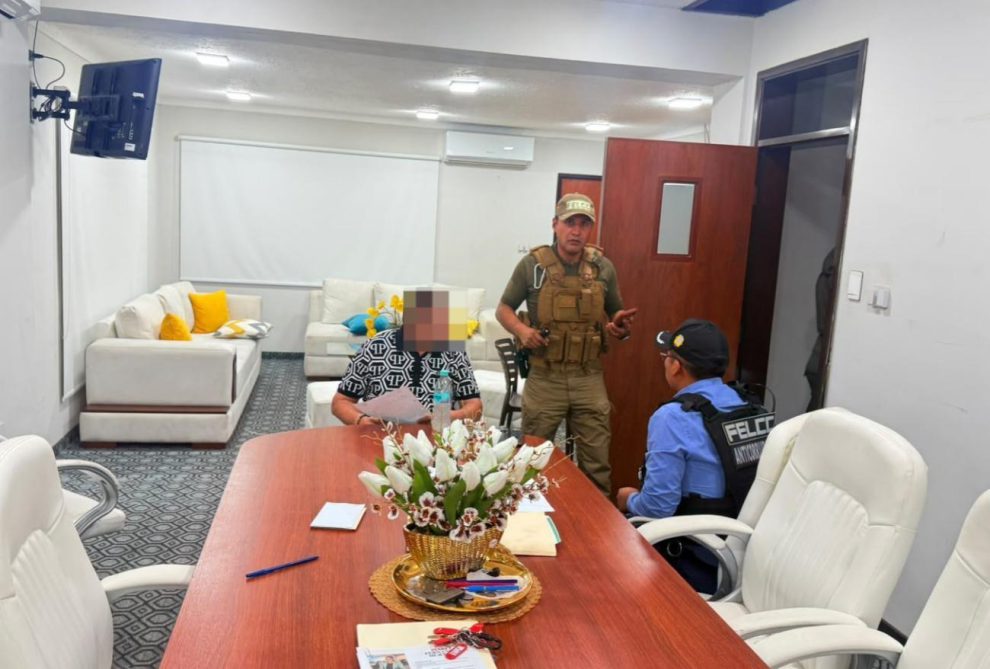 Momento en el que la Policía ejecuta la orden de aprehensión contra el exalcalde Jhonny Fernández