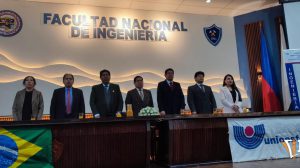 un grupo de personas paradas en una testera