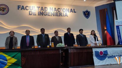 un grupo de personas paradas en una testera