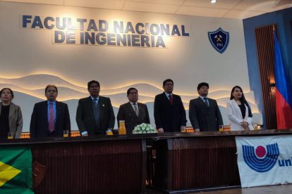 un grupo de personas paradas en una testera