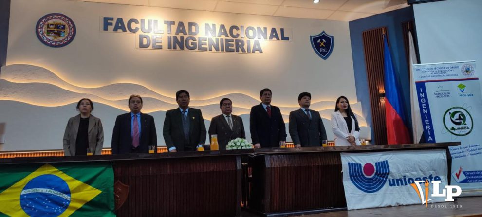 un grupo de personas paradas en una testera