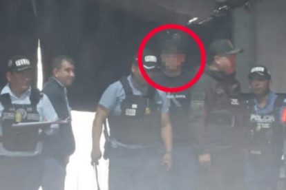 Un grupo de policias y un joven aprehendido