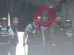 Un grupo de policias y un joven aprehendido