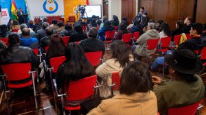 Un grupo de personas en una reunión
