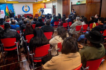 Un grupo de personas en una reunión