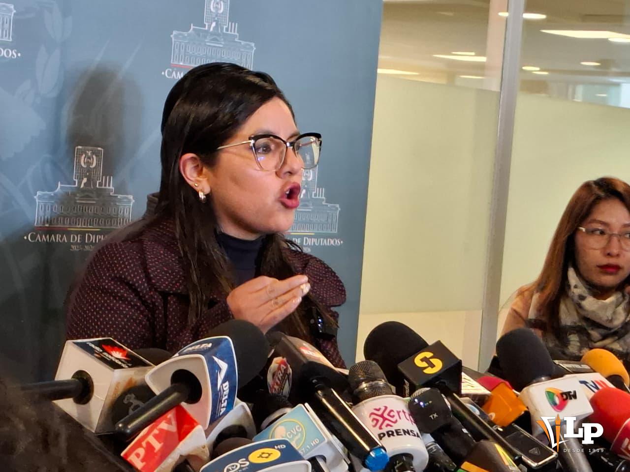 La diputada Claros en conferencia de prensa
