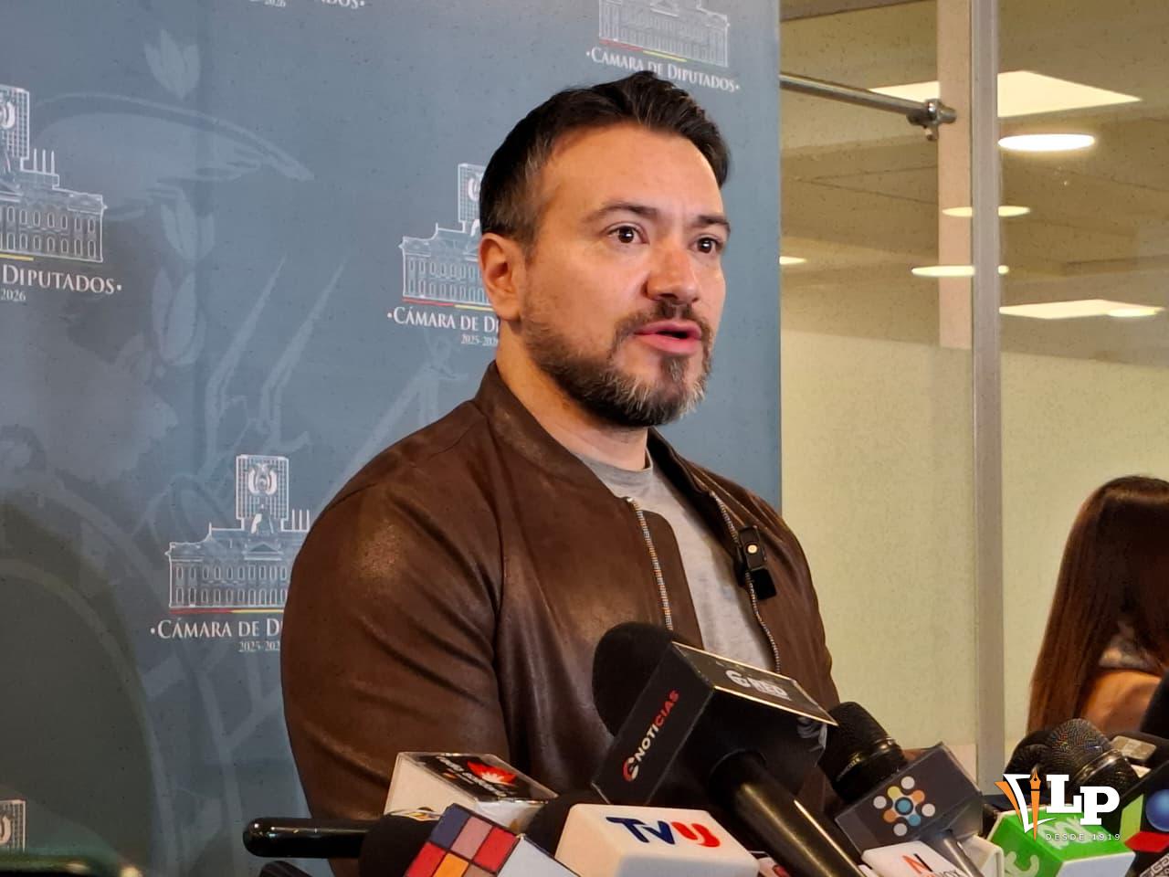 El diputado Reyes en conferencia de prensa