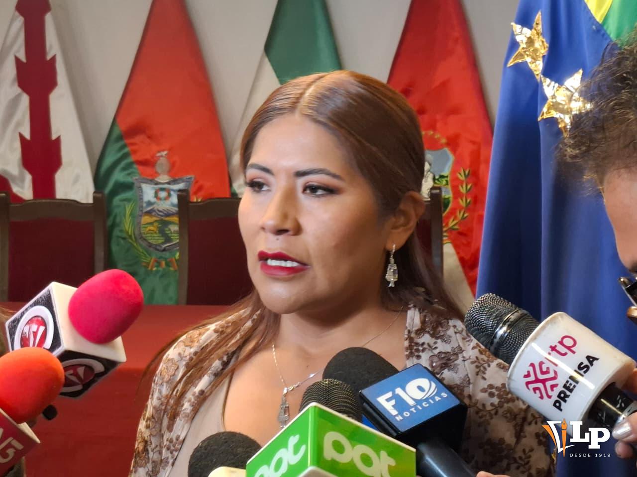 La diputada Pinto en conferencia de prensa