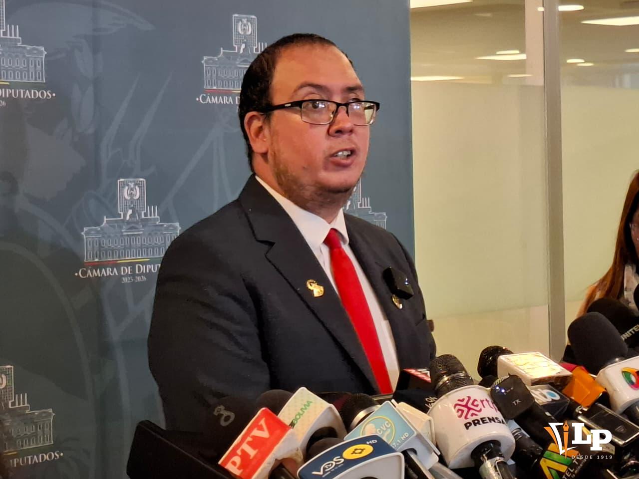 El diputado Corbera en conferencia de prensa