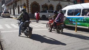 Imagen de personas utilizando el casco de seguridad