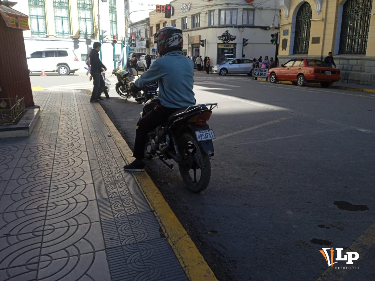 Imagen de conductor usando el casco de seguridad