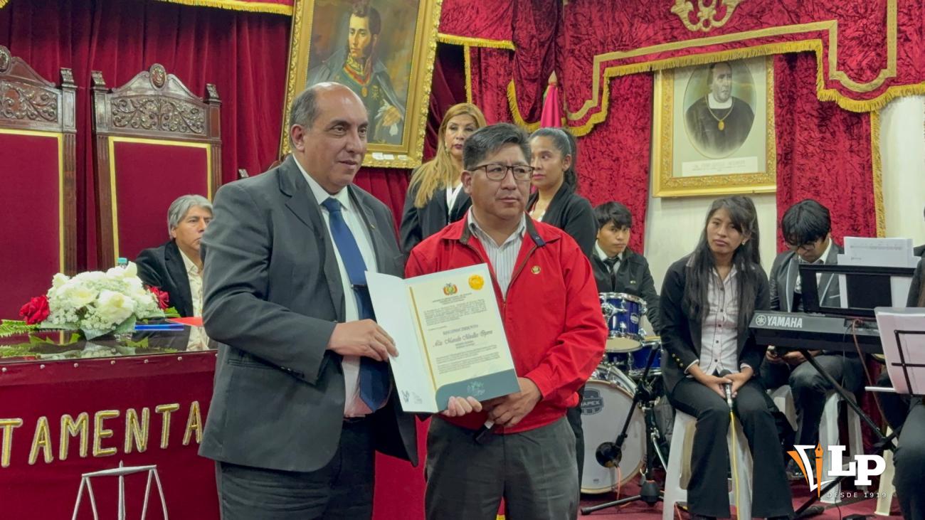Marcelo Miralles, gerente general recibiendo el reconocimiento