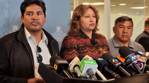 Toño Siñani y la diputada Padilla en conferencia de prensa