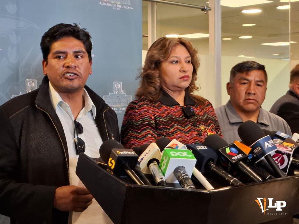 Toño Siñani y la diputada Padilla en conferencia de prensa