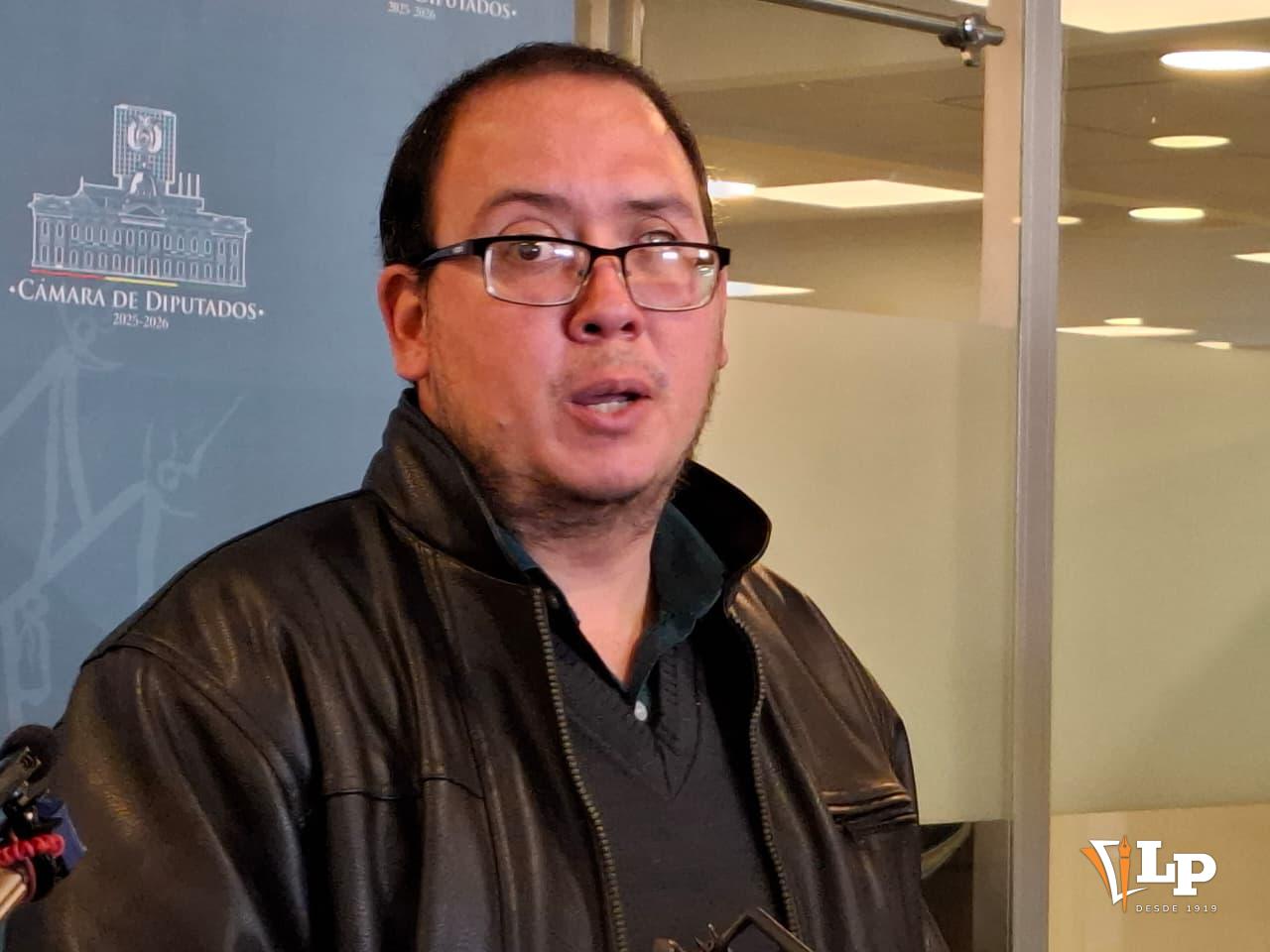 El diputado Corbera en conferencia de prensa