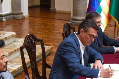Rodrigo Paz Pereira, firmado un documento oficial