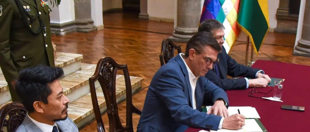 Rodrigo Paz Pereira, firmado un documento oficial
