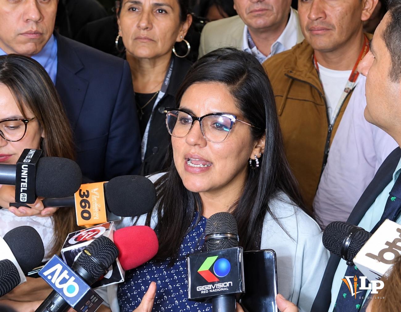 La diputada Claros en conferencia de prensa
