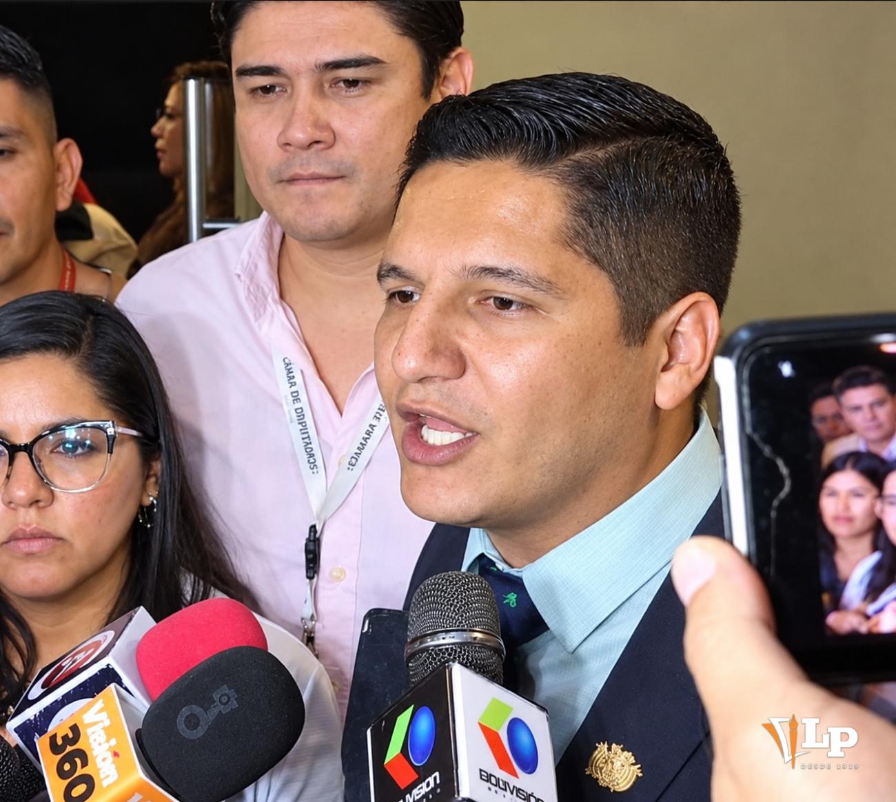 El diputado Rada en conferencia de prensa