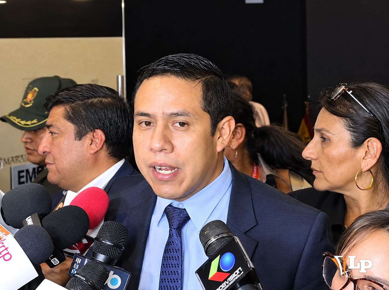 El diputado Brañez en conferencia de prensa