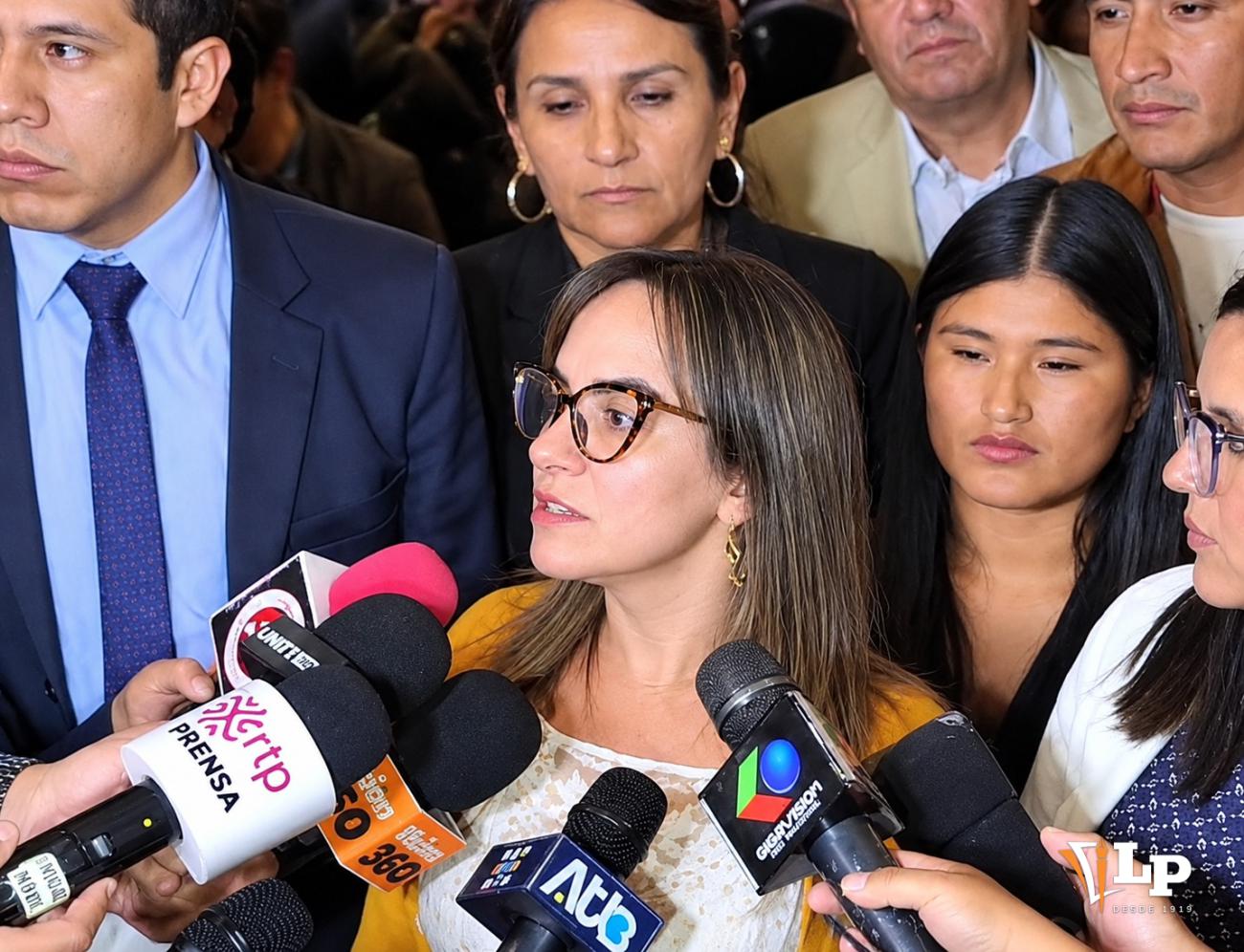 La diputada Herbas en conferencia de prensa