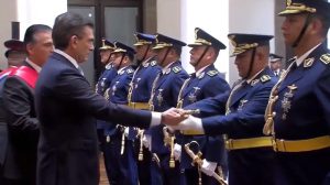 Oficiales y el Presidente Rodrigo Paz