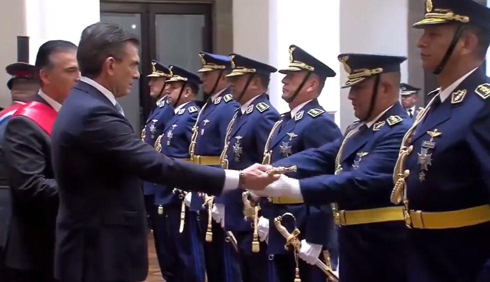 Oficiales y el Presidente Rodrigo Paz